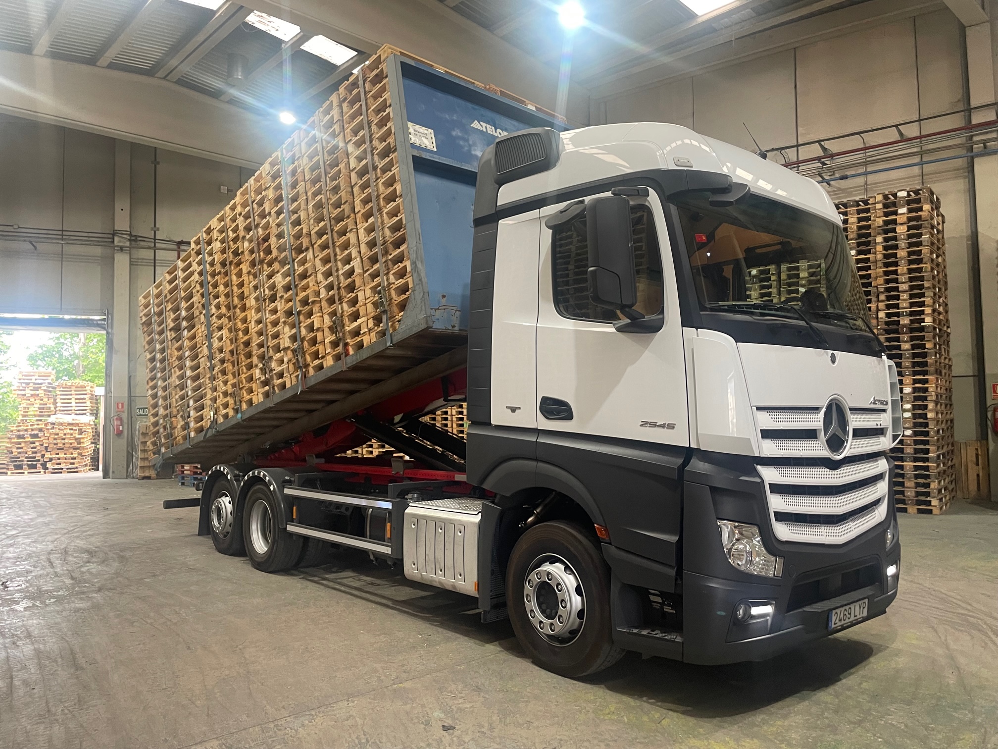 Intercambio de palets con camión gancho