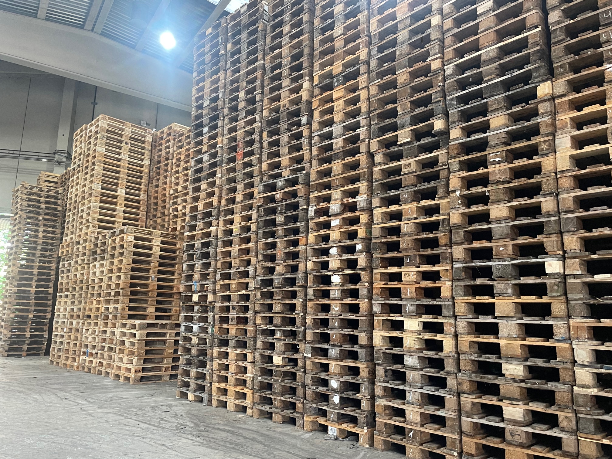 Comprar palets EUR apilados en Barcelona, listos para entrega inmediata