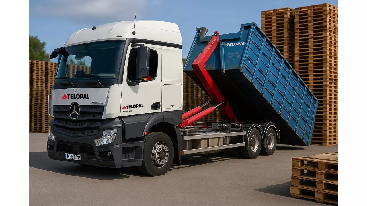 Camión descargando contenedor con palets en TELOPAL